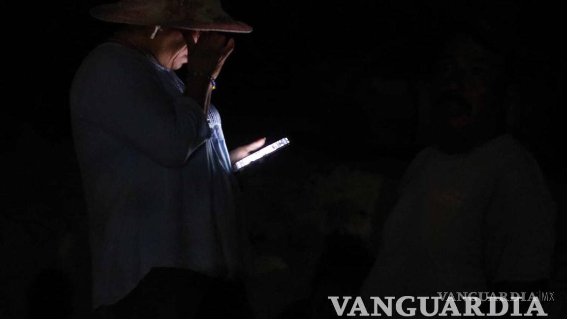 $!Los familiares de los mineros aún atrapados, resignados comentan entre ellos que sabían del riesgo al presentarse a trabajar.