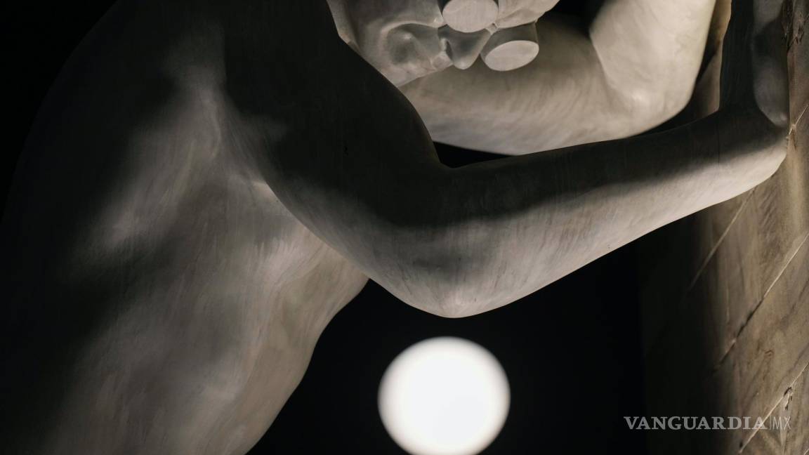 $!La luna llena, vista detrás de la escultura Mr Arbitrium, del artista Emanuele Giannelli, que se apoya en el Arco de la Paz, en Milán, Italia, el 13 de julio de 2022.