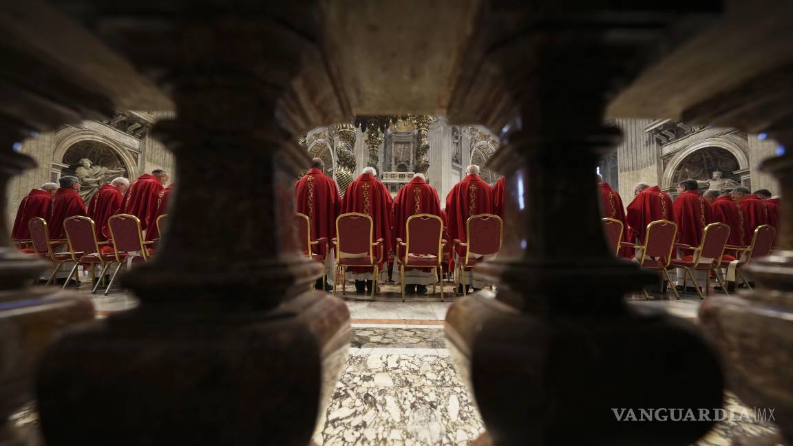 $!Cardenales asisten a una misa en el quinto de los nueve días de luto por el difunto papa Francisco, en la Basílica de San Pedro del Vaticano.