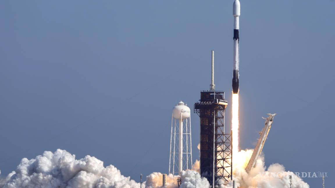 $!Un cohete Falcon 9 de SpaceX con un satélite de radio digital SXM-9 despega de la plataforma 39A en el Centro Espacial Kennedy en Cabo Cañaveral.