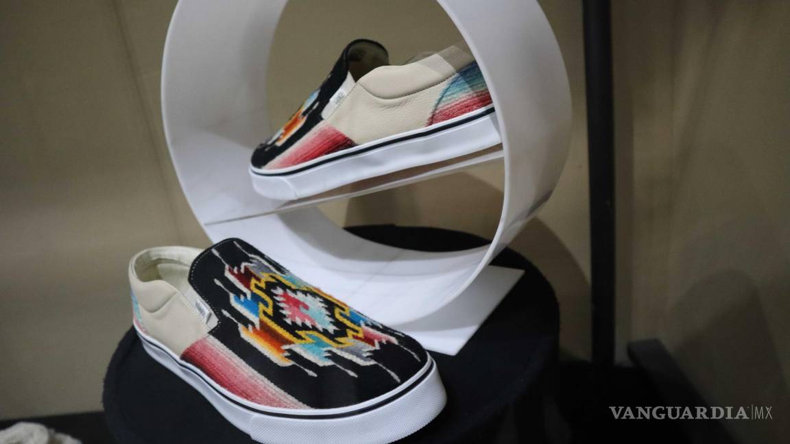 $!El Sarape de Saltillo se reinventa como pieza de arte moderno y de diseño de moda