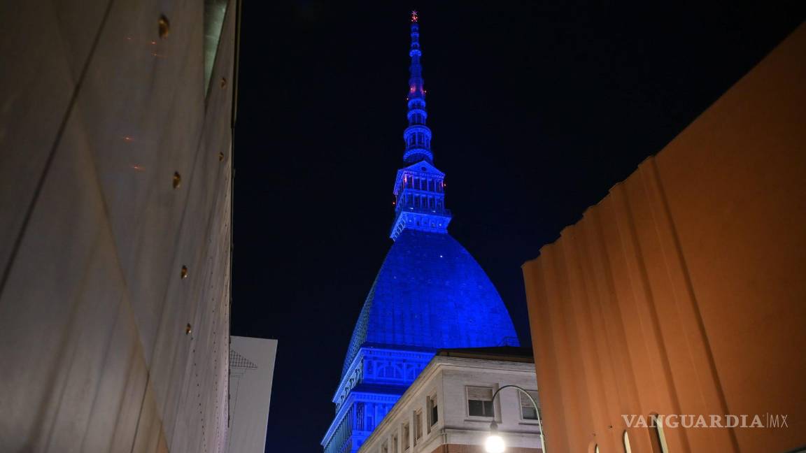 $!Los colores azul y blanco iluminaron la emblemática Mole Antonelliana de la ciudad en Turín, Italia en solidaridad con Israel.