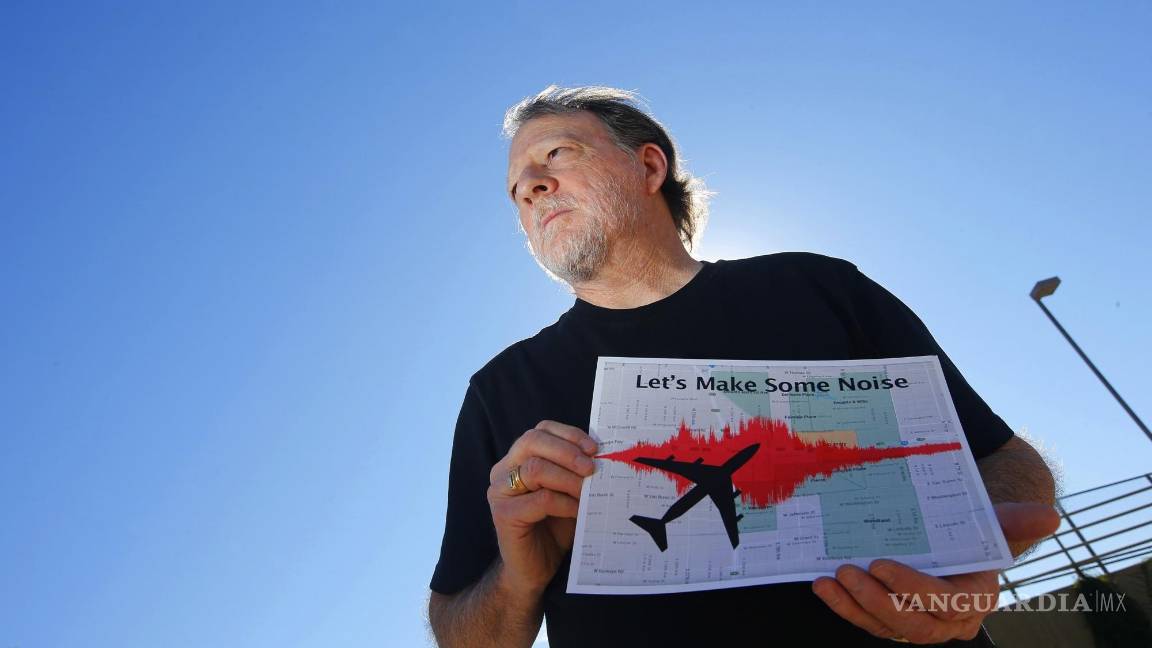 $!6/02/2015. Steve Dreiseszun tiene un gráfico del aumento del ruido provocado por los aviones, afectado tanto a él como a sus vecinos por el ruido que prodicen.