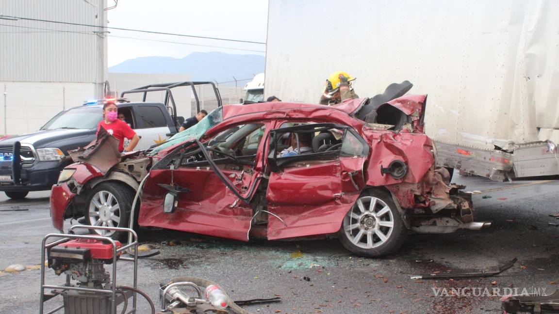 Tráiler se descuadra y deja prensados a dos hombres, en Arteaga