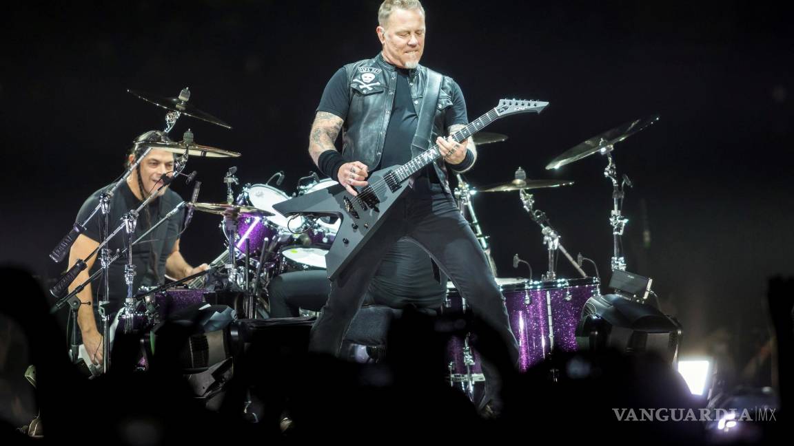 $!El cantante y guitarrista de Metallica, James Hetfield, durante un concierto ofrecido por la banda en el Papp Laszlo Budapest Sports Arena de Budapest, Hungría, el 5 de abril de 2018. EFE/EPA/Balazs Mohai