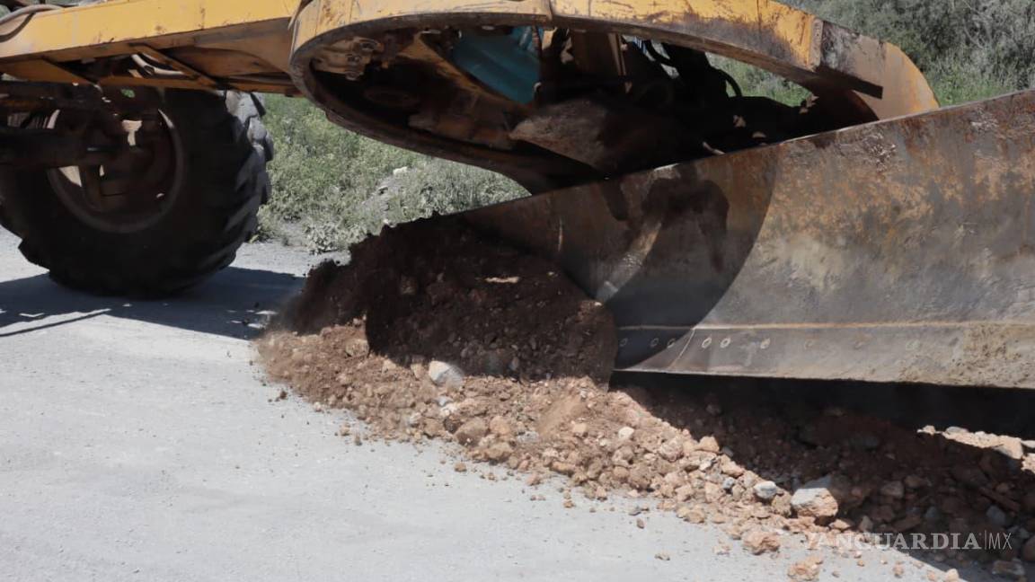 $!Equipo pesado trabaja en la nivelación de caminos rurales del ejido Buñuelos.