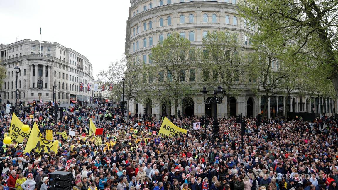 $!Espectadores y manifestantes contra la realeza se reúnen antes de la coronación del rey Carlos III de Gran Bretaña en Londres.