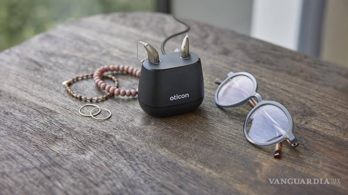 $!Audífono de última generación Oticon Intent, junto a gafas y joyas.