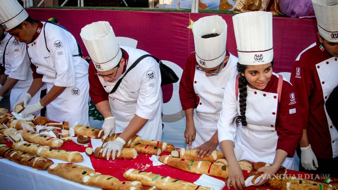 $!Saltillenses comparten gigantesca Rosca de Reyes