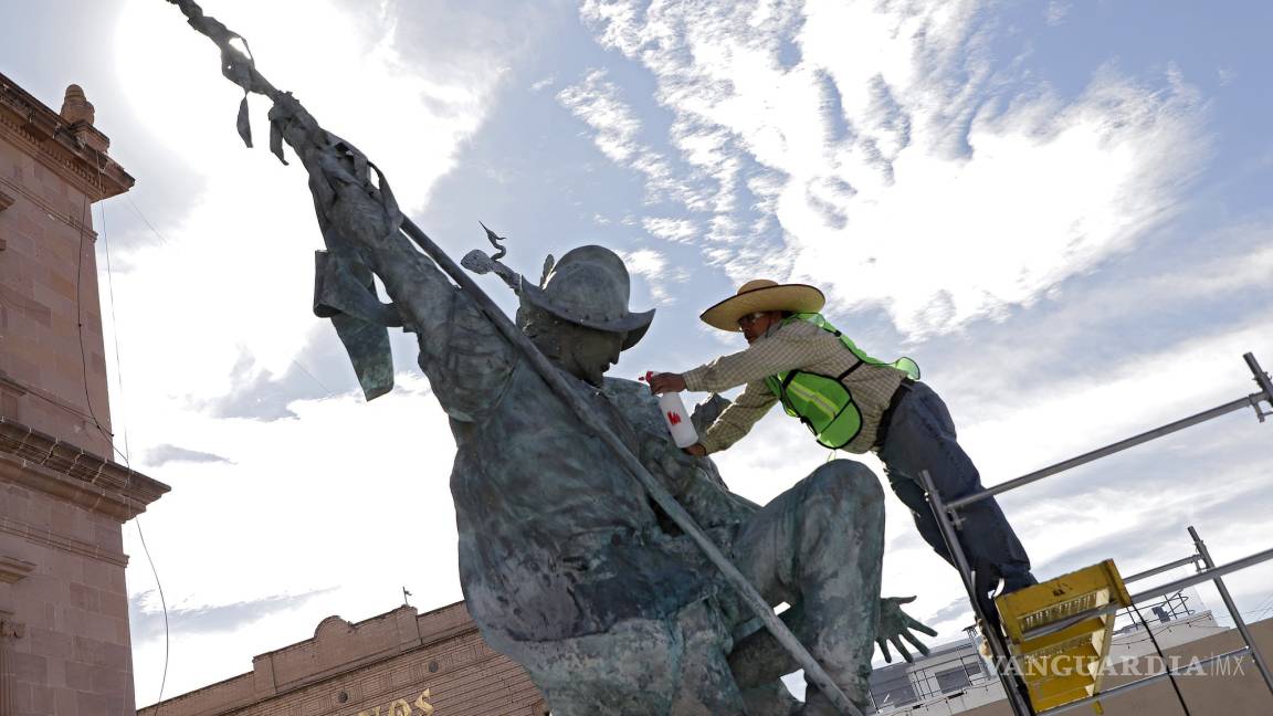 En plaza de la Nueva Tlaxcala comienzan trabajos de conservación sobre ‘El indio y el español’