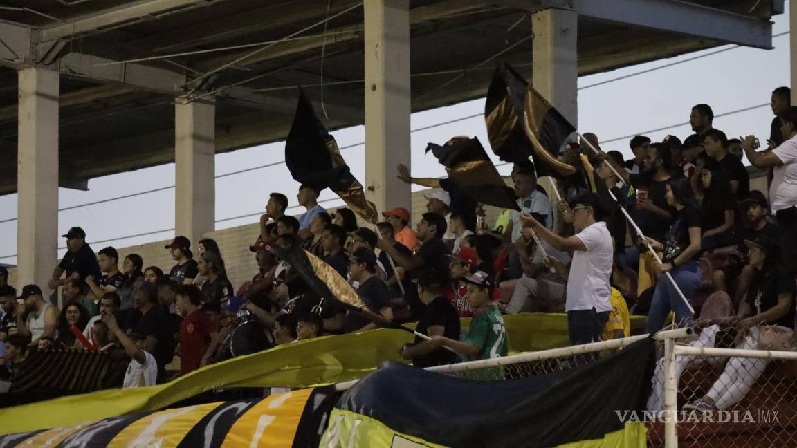 $!La afición se dio cita en el Olímpico para darle ánimos a los locales.