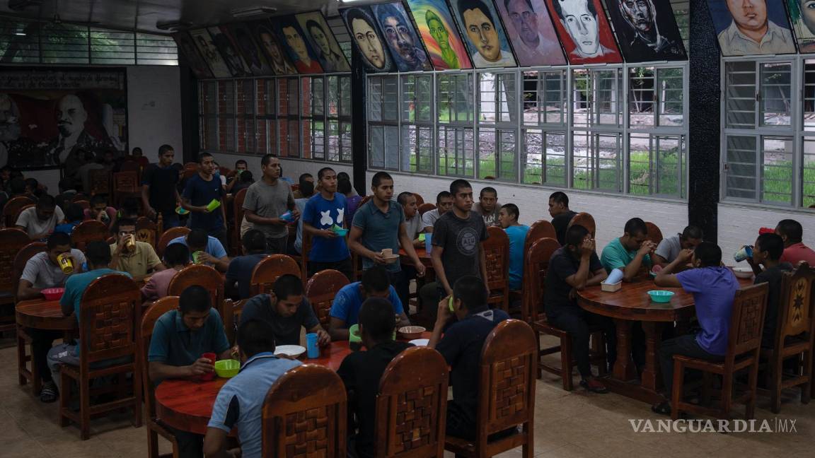 $!Estudiantes de primer años en el comedor de la escuela Normal Rural Raúl Isidro Burgos, en Ayotzinapa, en el estado de Guerrero.