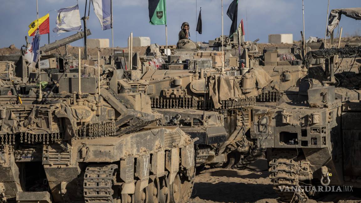 $!Tanques y vehículos blindados israelíes esperan en una zona de preparación cerca de la frontera con la Franja de Gaza en Israel.