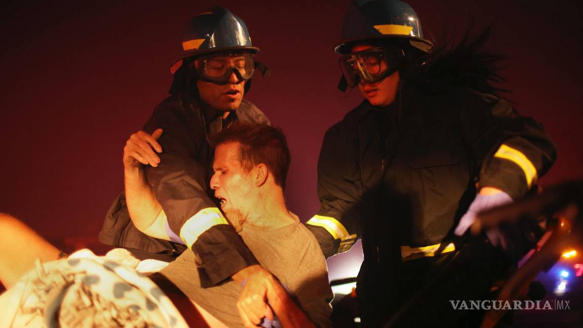 $!Un residente de un centro para personas mayores es evacuado mientras el incendio Eaton se acerca el martes 7 de enero de 2025 en Altadena, California.