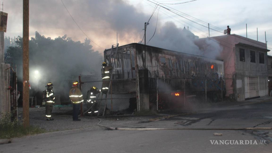 Incendio consume caja de tráiler en la Vista Hermosa, en Saltillo