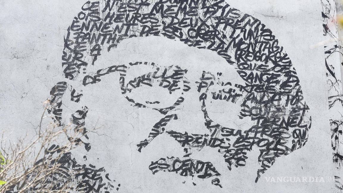 $!Un mural con el retrato del difunto Abbe Pierre, cofundador del movimiento Emaús realizado por el artista JonOne, en la Square des Deux-Nethes en París.