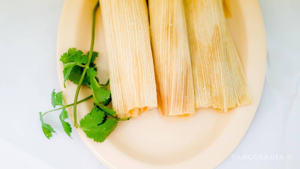 $!No pueden faltar los tamales para una cena navideña mexicana