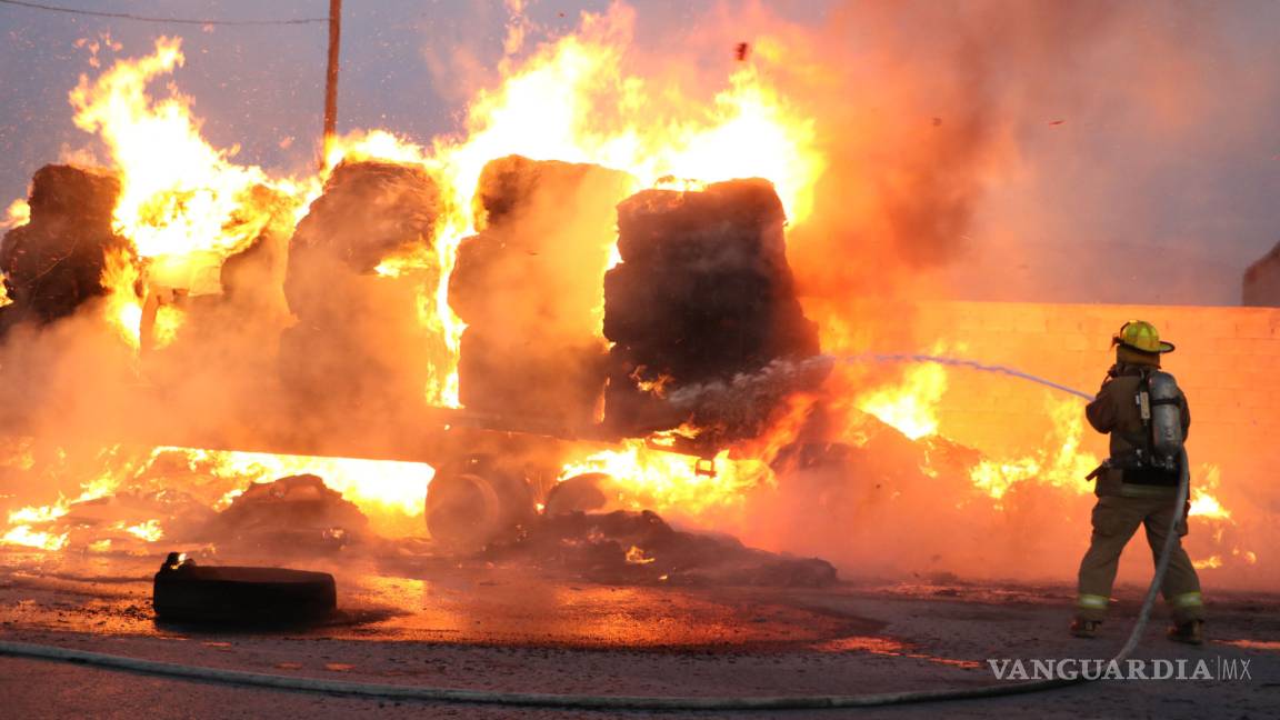 Arden toneladas de cartón en plataforma de tráiler; conductor se da a la fuga en Saltillo (Video)