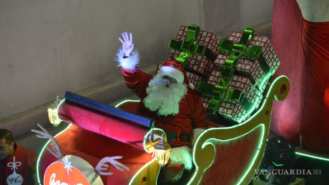 Caravana Coca Cola ilumina la Navidad de Saltillo; la magia de creer ya es tradición