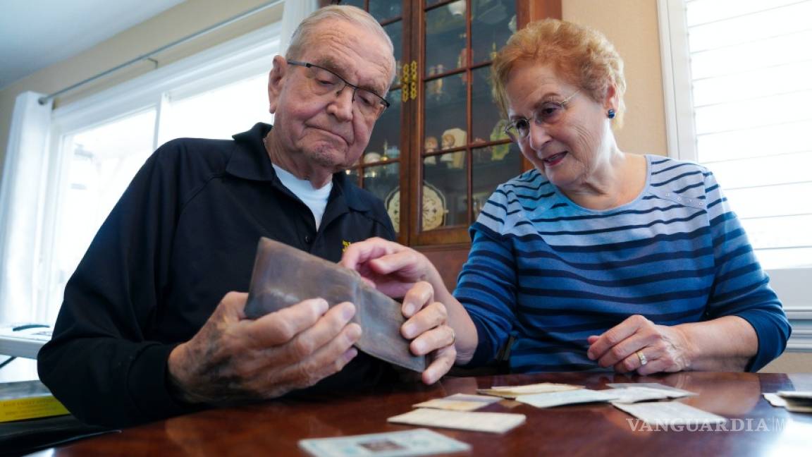 Un hombre de 91 años recupera su billetera perdida hace 53 años en la Antártida