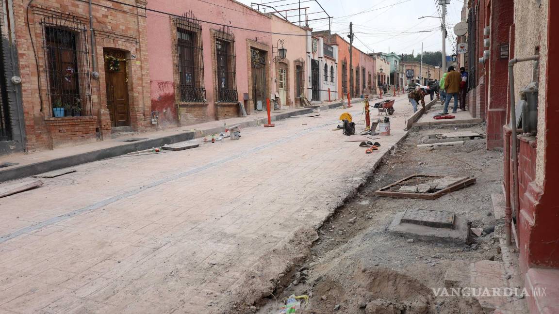 $!Trabajadores continúan con labores en el tramo pendiente de apertura entre De la Fuente y Mariano Escobedo, donde también se encontraron daños en el pavimento.
