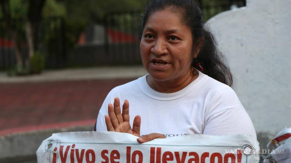 El dolor de un lustro sin saber nada sobre sus hijos consume a los padres de Ayotzinapa