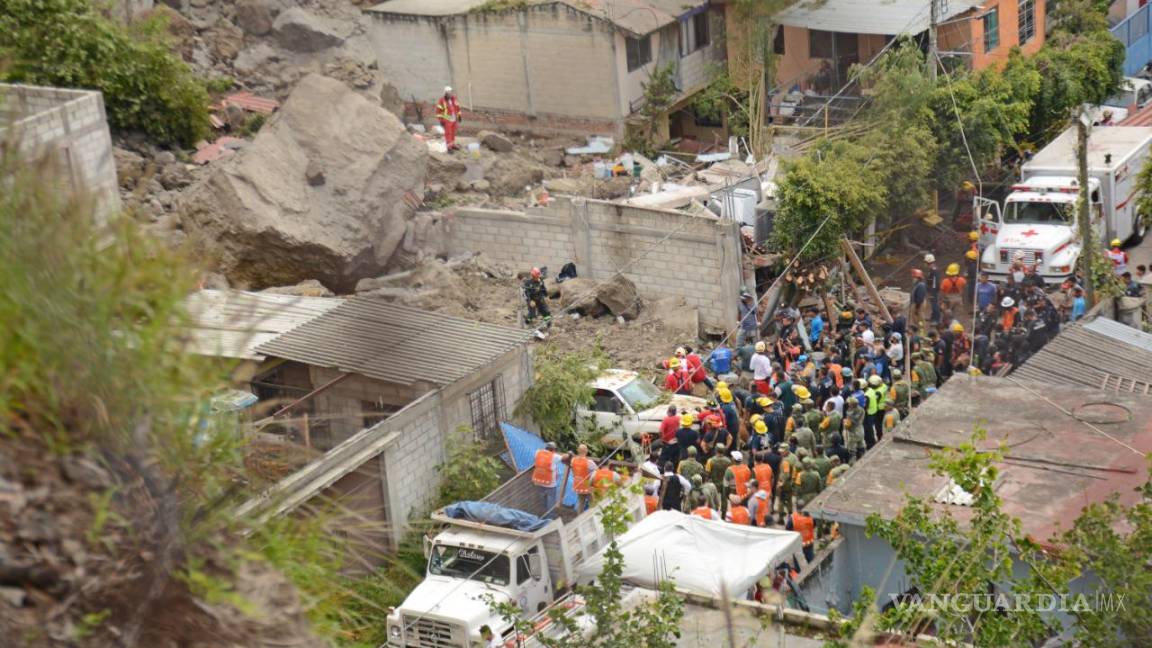 Derrumbe de paredón deja al menos tres personas atrapadas en Cuernavaca