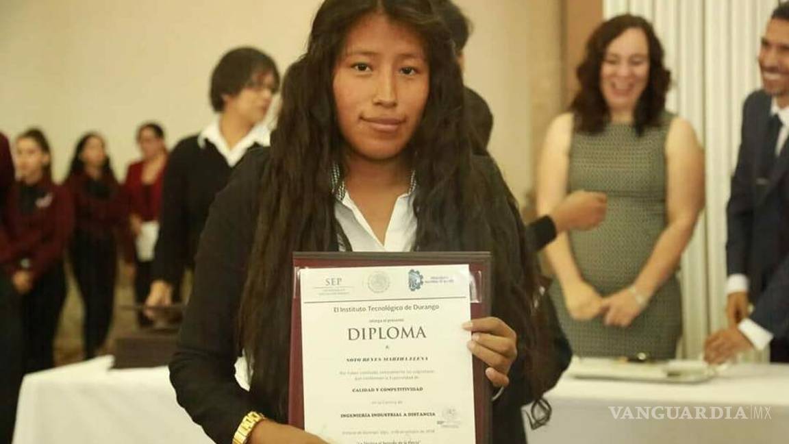 $!Foto de padres en la graduación de su hija de la universidad conmueve a las redes sociales