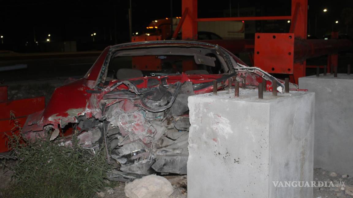 Destruye su auto pero sale ileso tras conducir a exceso de velocidad en Ramos Arizpe