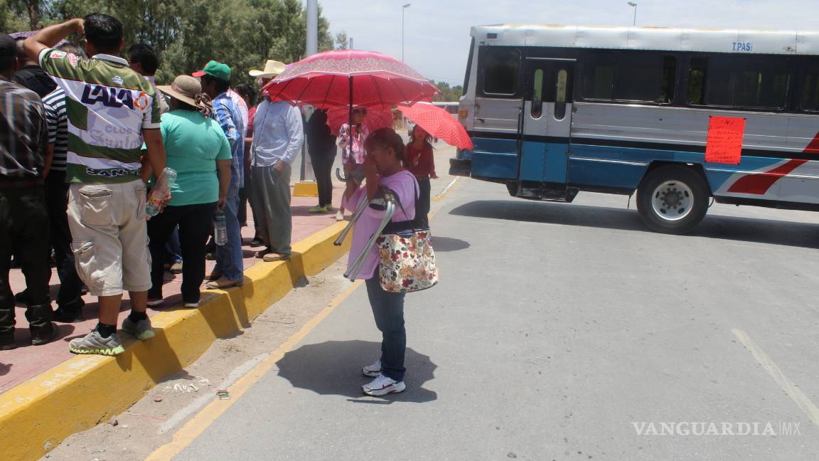 $!Habitantes de ejido de Viesca bloquean carretera por falta de agua
