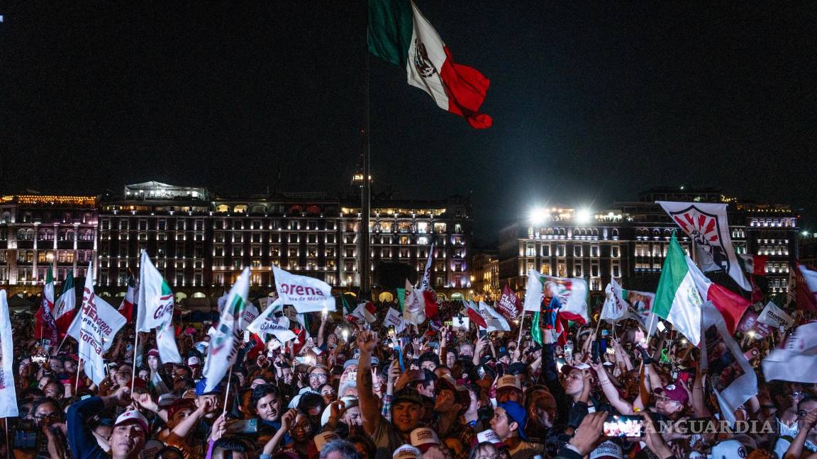 $!Partidarios de Claudia Sheinbaum, científica climática y ex alcaldesa de la Ciudad de México, en un evento la noche de las elecciones en la Ciudad de México.