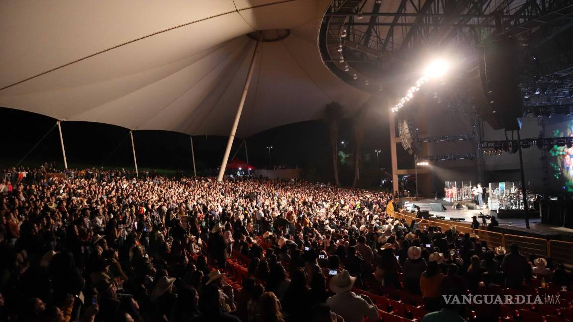 $!El auditorio lució abarrotado con los fanáticos de Intocable.