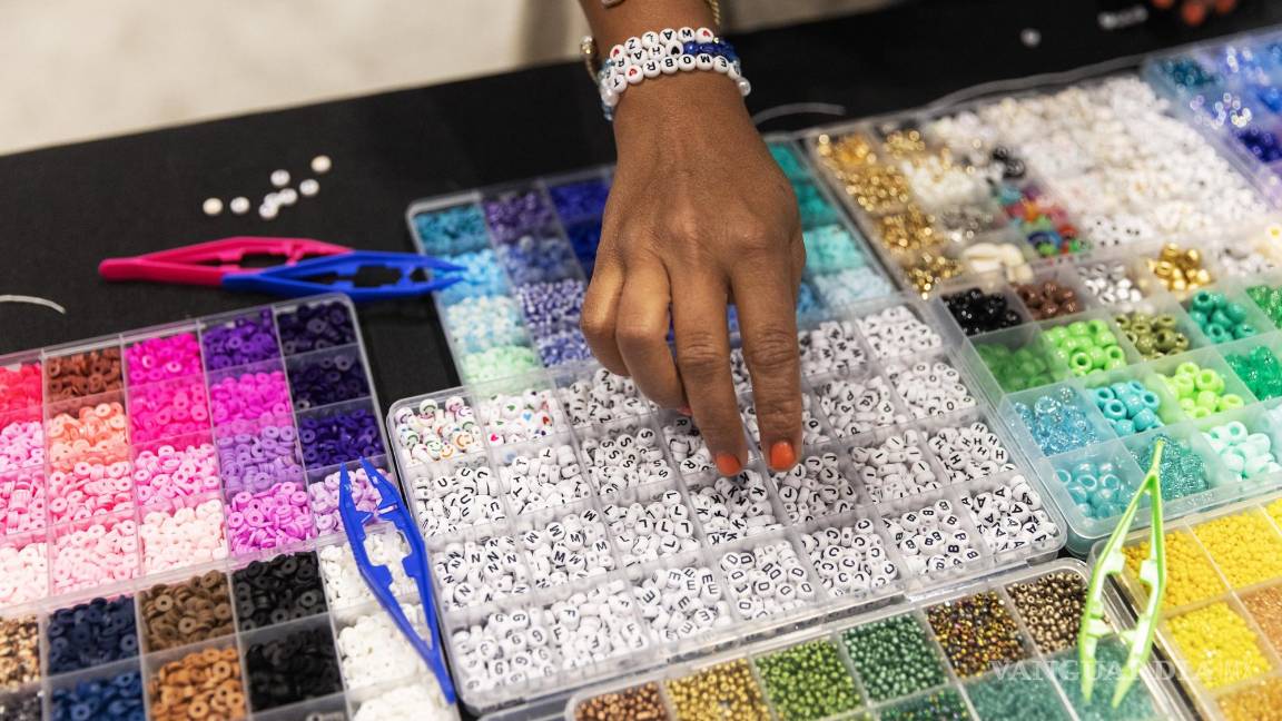 $!Varios grupos en la Convención Nacional Demócrata instalaron estaciones donde se podían elaborar pulseras de la amistad.