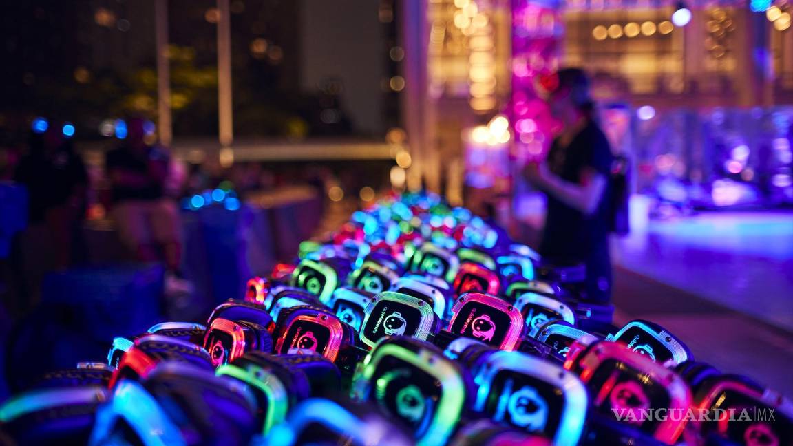 $!Auriculares inalámbricos donde la gente también pudo probar trajes hápticos, que traducen la música en vibraciones, en el Lincoln Center.