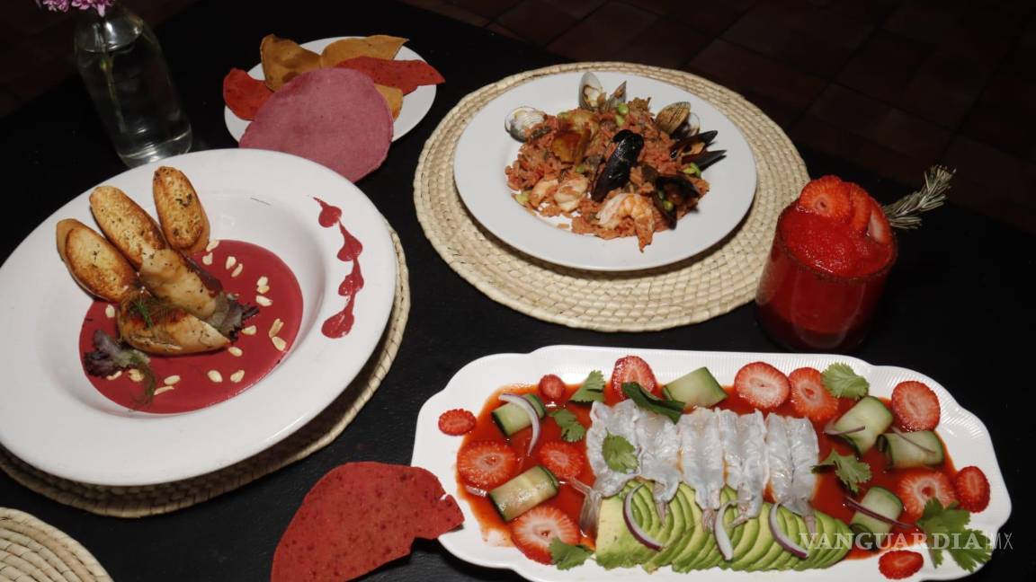 $!Los colores vibrantes de los platillos, como el mole rosa profundo y las tortillas rosas, reflejan la creatividad y el esmero de la chef en cada detalle para la celebración de esta fecha especial.