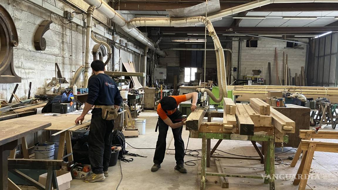 $!Los carpinteros que construyen el nuevo armazón para el tejado de la iglesia, arrasado por un incendio, emplean las mismas herramientas y técnicas que sus predecesores medievales.