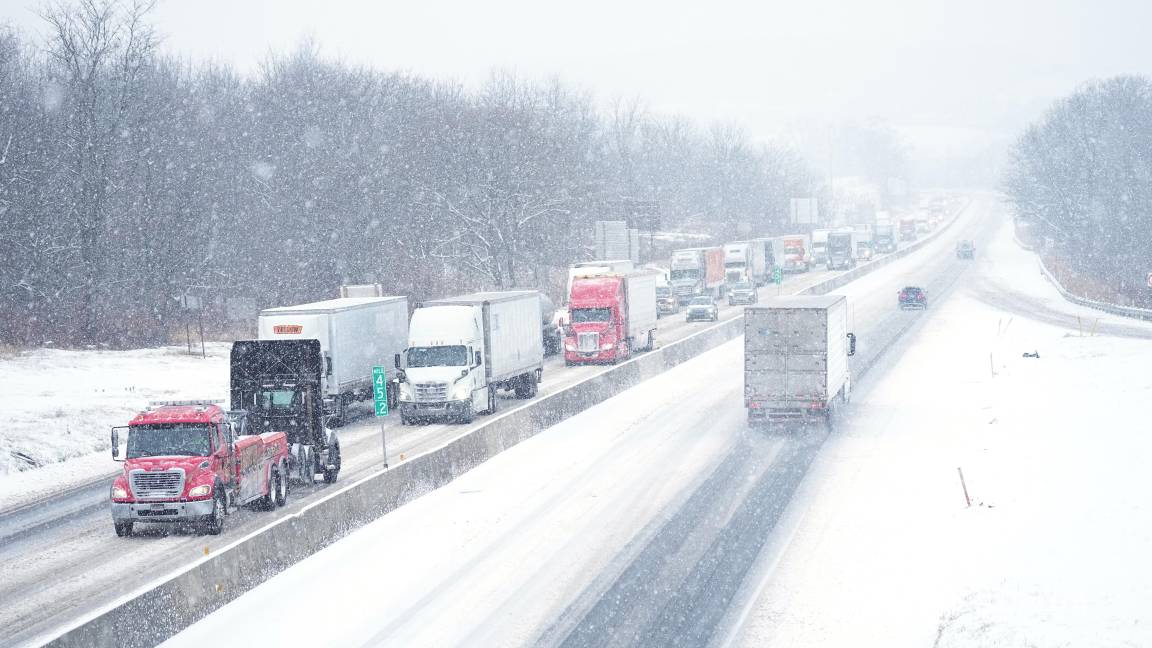 $!Varios vehículos avanzan lentamente durante una tormenta en la carretera interestatal 78 en Kutztown, Pensilvania, el martes 2 de diciembre de 2025.