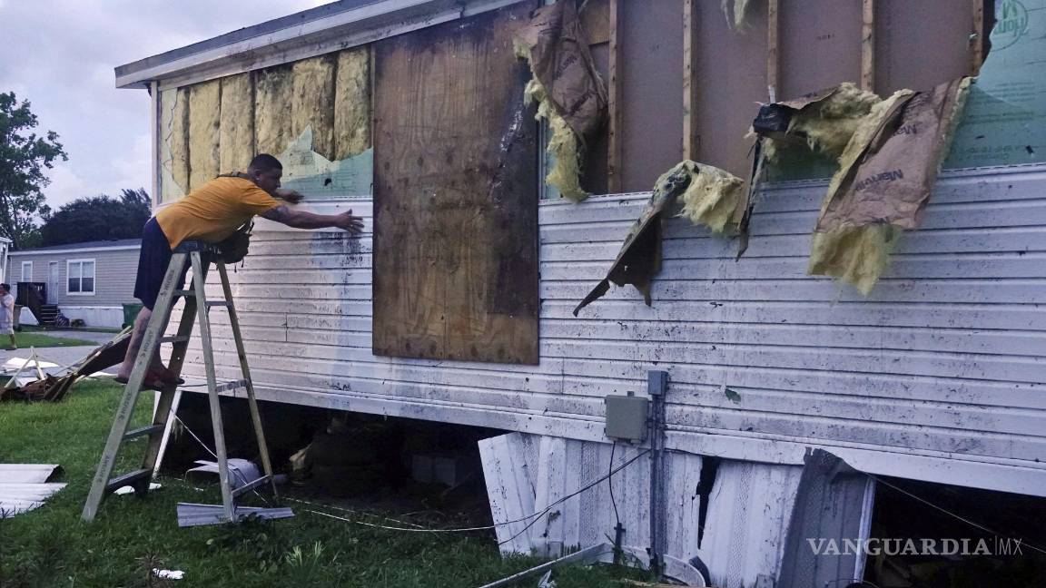 $!Ivan Mendoza comienza a reparar daños en su casa móvil en Davie, Florida.