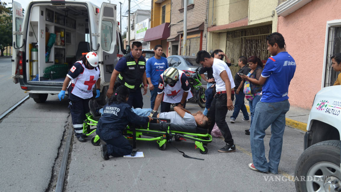 Múltiples fracturas al caer de su motocicleta en zona centro de Saltillo