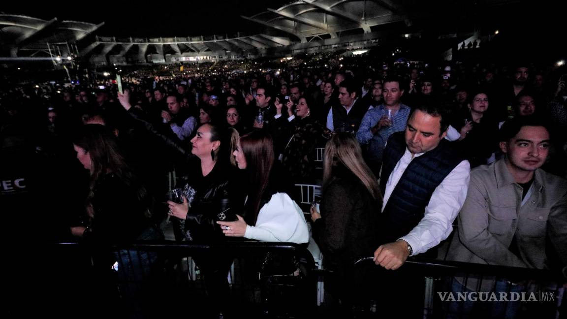 $!No obstante, la fila para acceder al recinto de béisbol se extendió hasta Paseo de la Reforma desde un par de horas antes de iniciar el concierto.