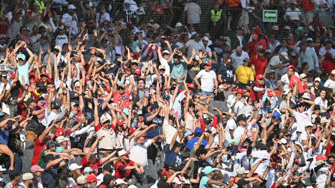 $!La apasionada afición en el Diamante de Fuego brinda un increíble apoyo a los Diablos Rojos mientras celebran su victoria sobre los Yankees en la Ciudad de México.