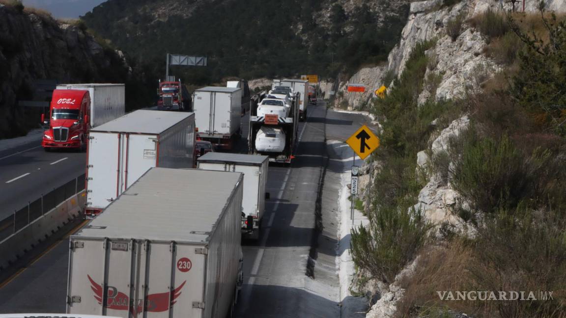 Coahuila: Instalan topes en ‘Los Chorros’... y crean otro problema en la carretera 57