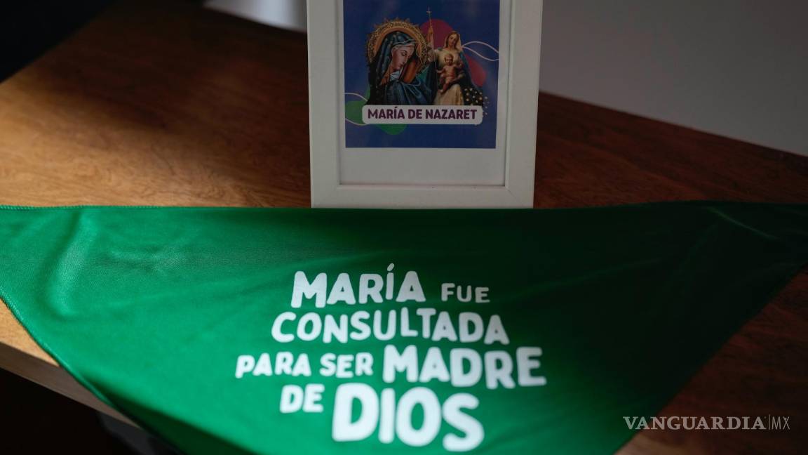 $!Un pañuelo verde con un mensaje a favor del aborto junto a una imagen de la Virgen María en las oficinas de Católicas Por el Derecho a Decidir, en CDMX.