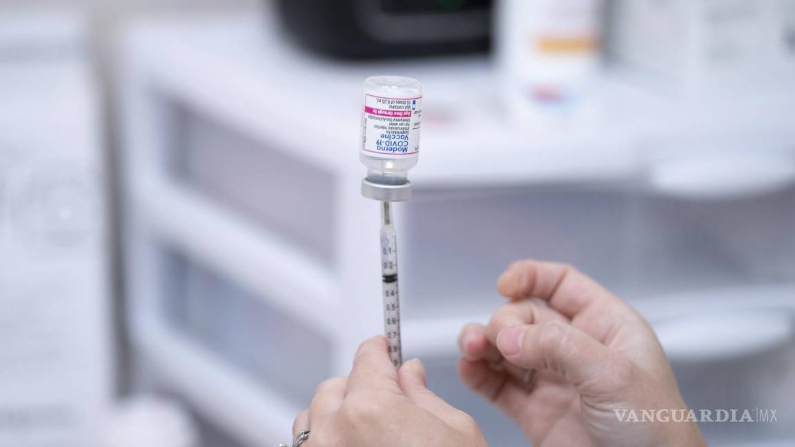 $!Un farmacéutico prepara una dosis de la vacuna Moderna COVID-19 para niños menores de cinco años el lunes 20 de junio de 2022 en Lexington, Carolina del Sur.