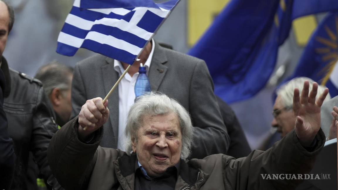 $!En esta fotografía de archivo del domingo 4 de febrero de 2018, el famoso compositor griego Mikis Theodorakis ondea una bandera griega después de su discurso en un mitin en Atenas, Grecia. AP/Petros Giannakouris