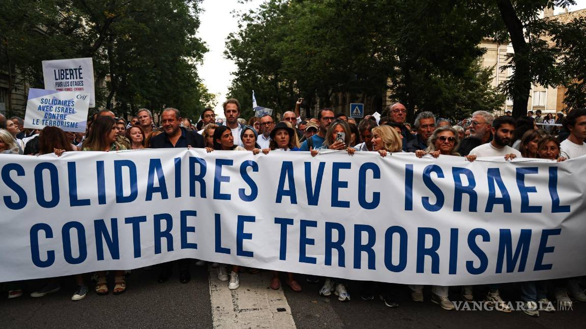 $!La gente sostiene una pancarta “En solidaridad con Israel contra el terrorismo”, durante una manifestación en apoyo de Israel en París, Francia.