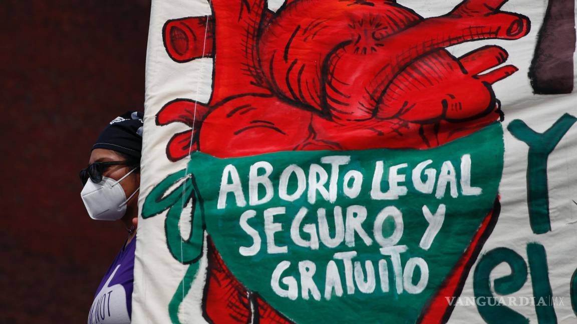 $!Una mujer sostiene una pancarta que dice “Aborto legal, seguro y gratuito” mientras manifestantes por el derecho al aborto se manifiestan frente al Congreso.