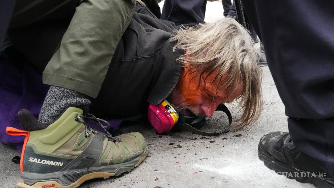 $!El fotógrafo John Abernathy es tirado al suelo mientras agentes federales de inmigración frente al Edificio Federal Bishop Henry Whipple en Minneapolis.