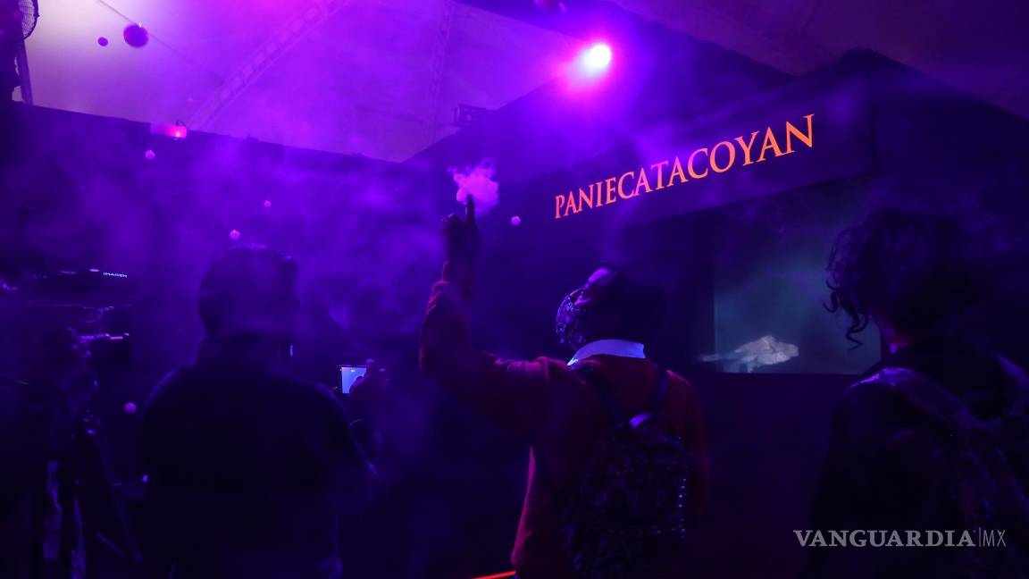 $!Visitantes observan la exposición “Inframundo” con motivo del Día de Muertos en Ciudad de México. EFE/Sáshenka Gutiérrez