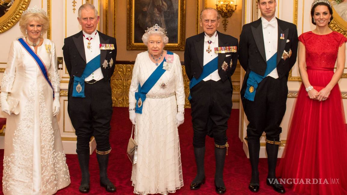 ¡Con la familia real no! Cinco cosas que no puedes hacer en presencia de los monarcas británicos